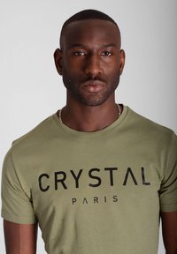 CRYSTAL PARIS CLASSIC - Triko s potiskem - olive