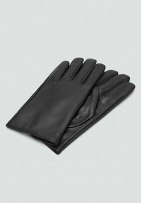 Guantes de cuero negro con una textura suave, que cuentan con cinco dedos y un diseño sencillo, dispuestos sobre un fondo gris claro.