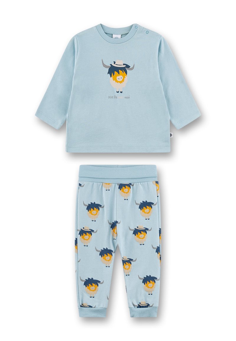 Hellblaues Baumwoll-Pyjama-Set mit einem langärmligen Oberteil, das ein Cartoon-Bull-Graphic zeigt, und passenden Hosen, die mit demselben Design bedruckt sind.
