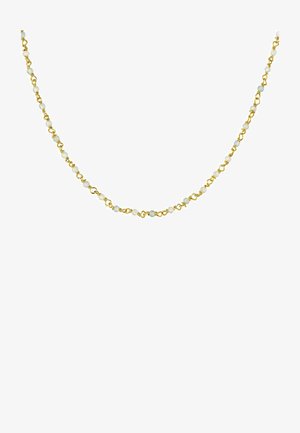 Collar de cadena de oro que presenta pequeñas cuentas redondas y eslabones ovalados, con segmentos alternos de piedras claras y azul claro.