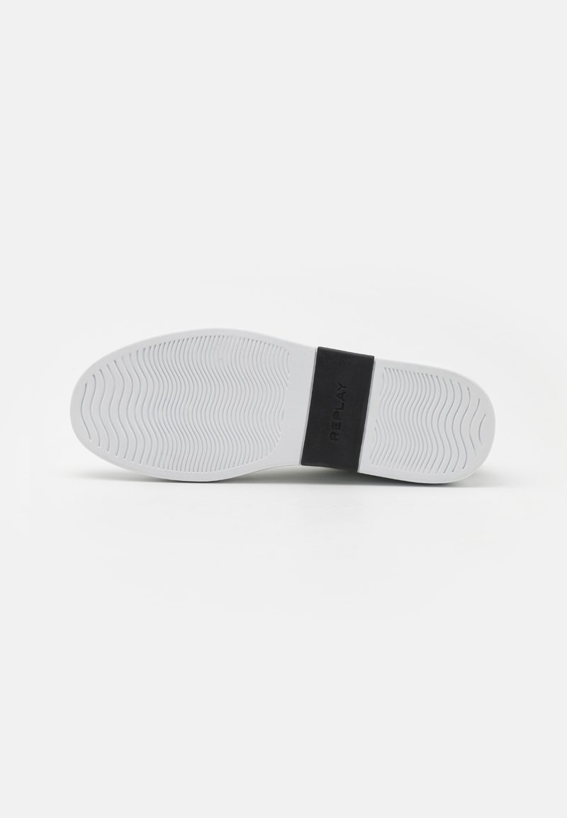 Weißer Sneaker mit einer strukturierten Gummisohle, der ein schwarzes Band in der Mittelsohle mit dem "REPLAY"-Logo aufweist. Das Obermaterial ist nahtlos und minimalistisch.