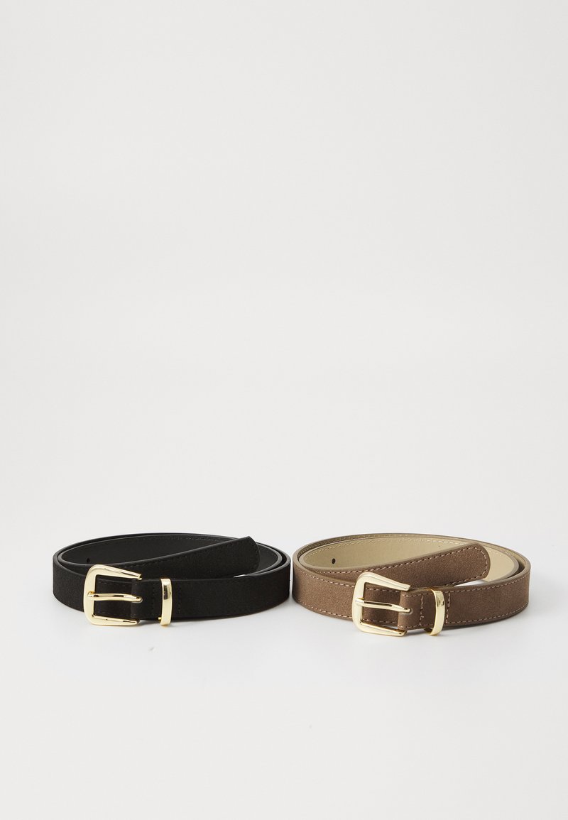Deux ceintures : une noire et une marron. Les deux ont une texture lisse, des boucles en métal doré et sont fabriquées en simili cuir avec un design classique.