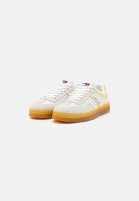 Tommy Jeans COURT - Sneakers basse - eureka yellow