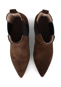 Braune Wildleder-Stiefeletten mit spitzem Zehenbereich, elastischen Seitenpaneelen und einer glatten, strukturierten Oberfläche. Das Innenfutter hat eine dunkle Farbe.