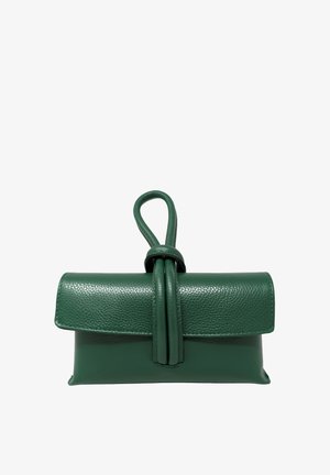 Piccola pochette verde in pelle con manico ad anello e dettaglio di cinturino avvolgente sulla patta frontale.
