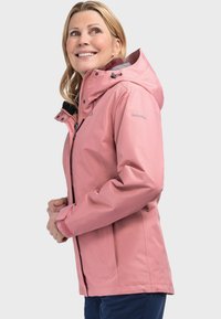 Giacca impermeabile rosa con cappuccio, chiusura frontale con zip, polsini regolabili e tasche laterali. Presenta una texture liscia e un design elegante.