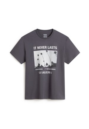 T-shirt gris à manches courtes avec un imprimé graphique frontal représentant des palmiers et le texte « IT NEVER LASTS » en blanc. Fabriqué en tissu de coton.