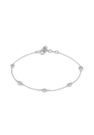 Bracelet fin en chaîne argentée avec de petits accents ronds en cristal espacés de manière uniforme et un fermoir anneau ressort avec des maillons réglables.