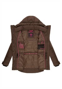 Bruine pufferjack met een gewatteerd ontwerp, roze accenten, meerdere binnenzakken en een capuchon, met een logo-label op de voering.