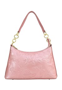 Roze reliëfhandtas met bloem- en vlinderpatronen, een soepele leren textuur, een gebogen vorm en gouden kettingaccenten op de schouderband.