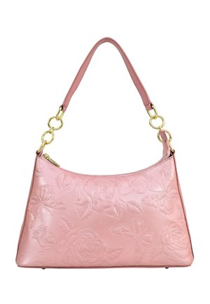 Rosa geprägte Handtasche mit Blumen- und Schmetterlingsmustern, glatter Lederoberfläche, geschwungener Form und goldenen Kettenakzenten am Griff.