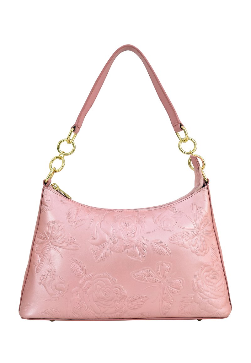 Roze reliëfhandtas met bloem- en vlinderpatronen, een soepele leren textuur, een gebogen vorm en gouden kettingaccenten op de schouderband.