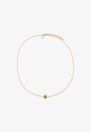 Dünne Goldkette mit kleinem rundem Anhänger mit grünen und klaren Edelsteinen in der Mitte.