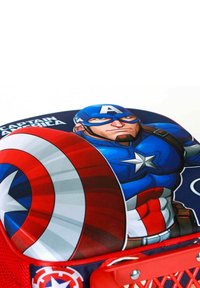 Mochila azul y roja con diseño de Capitán América, gráfica de escudo grande, tela duradera y acentos en malla roja.