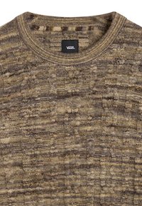 Virkat tröja i nyanser av brunt och beige, med ett strukturerat mönster och rundad halsringning. Lappen är synlig nära halsen.