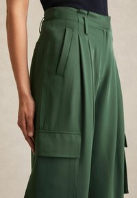 Reiss REGULAR FIT - ORLA WIDE LEG PLEATED - Armijas stila bikses - green