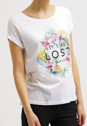 Hvid t-shirt med opsmøgede ærmer, prydet med farverige tropiske blomster, ananas og teksten "Lad os gå tabt i paradis", iført af en person.