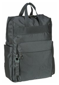 Zwarte stoffen rugzak met een gestructureerde afwerking, dubbele boven-handvaten, voorzak met rits en logo-accent. Heeft een robuust ontwerp voor duurzaamheid.