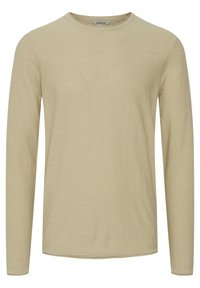 Pull beige à manches longues, col rond, en maille fine, avec un ourlet droit.