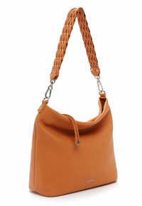 Borsa a spalla in pelle arancione con una tracolla intrecciata e una chiusura magnetica. Presenta una texture liscia e un design minimalista con un branding discreto.