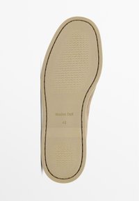 Sola di scarpa beige con motivo di grip testurizzato, marchiata "Massimo Dutti," taglia 42. Forma leggermente curvata con bordo delineato. Finitura liscia.