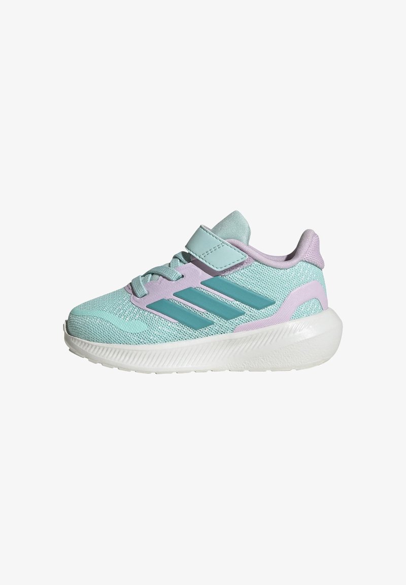 Chaussures de sport bleu clair en mesh, dotées d'un col rembourré, d'accents violets et d'une semelle en caoutchouc blanche avec une adhérence texturée.