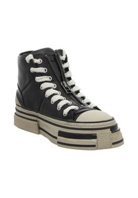 Schwarzer High-Top-Sneaker aus Leder mit weißen Schnürsenkeln, Reißverschluss und dicker beiger Plateausohle mit schwarzen Streifen und gummierter Zehenkappe.