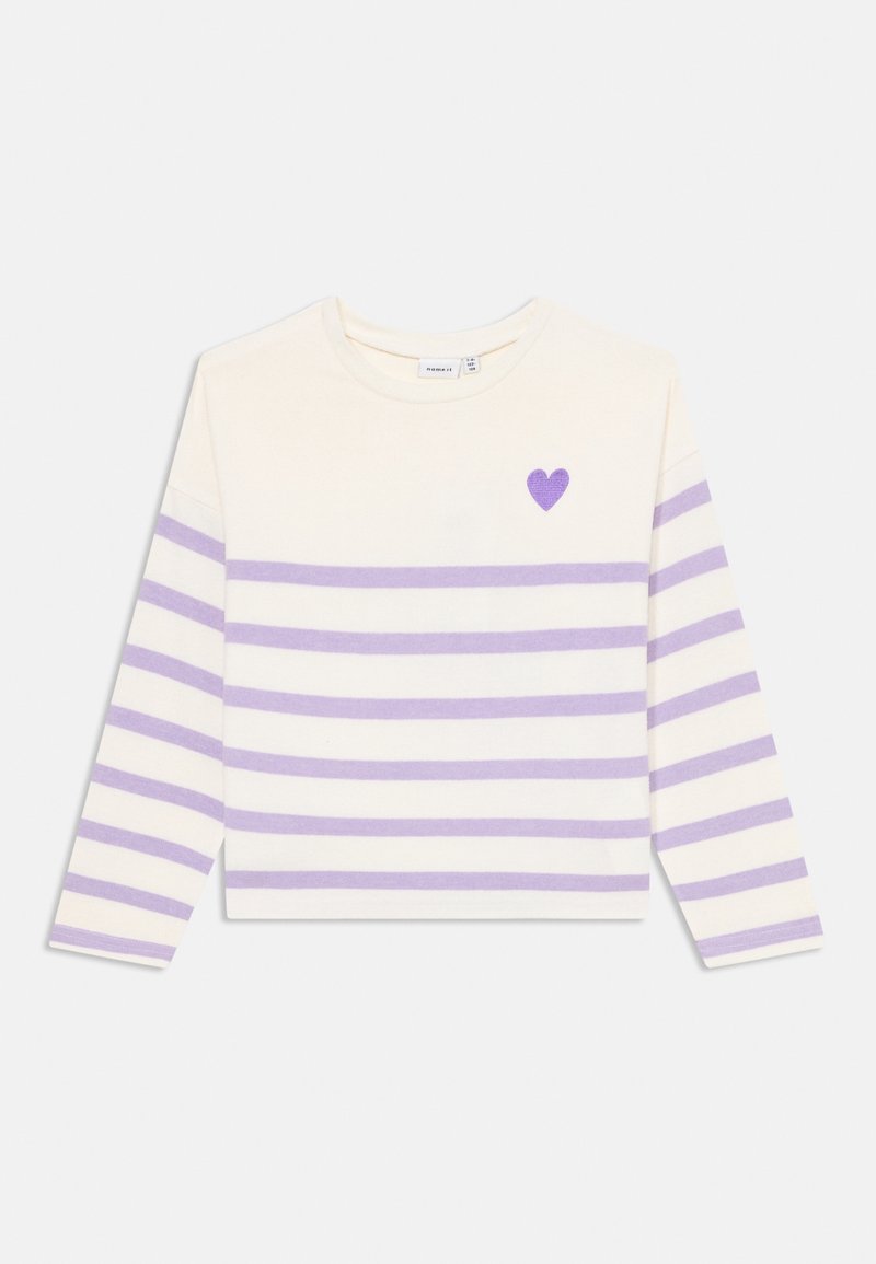 Chemise blanche à manches longues avec des rayures horizontales lavande et un petit cœur lavande sur la partie supérieure gauche de la poitrine.