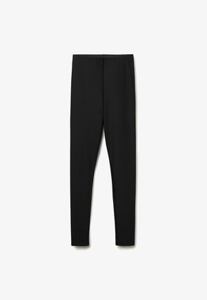 Černé legíny vyrobené z elastického materiálu, které mají slim fit a elastický pas. Hladká textura, dlouhý střih bez vzorů.