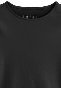 Sort kortærmet T-shirt lavet af blødt stof, med rund halsudskæring og minimalistisk design, med et mærke der angiver størrelse S.