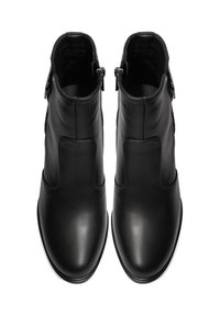 Stivaletti neri in pelle con finitura liscia, punta rotonda, cerniera laterale e pannelli elasticizzati per facilitare l'indosso.