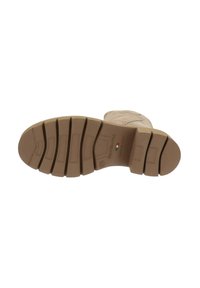 Suola in gomma marrone con scanalature e creste testurizzate, caratterizzata da un logo impresso e un dettaglio con la bandiera italiana. Adatta per calzature casual.