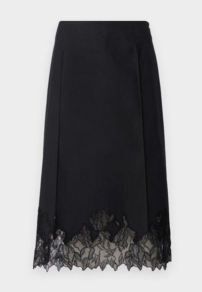 Mustat kynähameet, jotka on valmistettu sileästä kankaasta, joissa on herkullinen pitsireunus helmassa kukkakuviolla ja suora leikkaus.