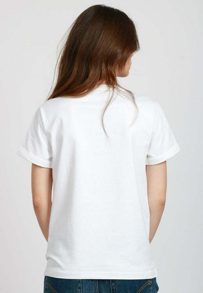 T-shirt bianca in cotone con maniche corte, scollatura rotonda e risvolti, vista da dietro su uno sfondo neutro.