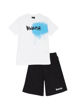 T-shirt bianco con testo "Disclaimer" nero e effetto vernice spray blu. Pantaloni corti neri con testo "Disclaimer" bianco. Materiale in cotone.