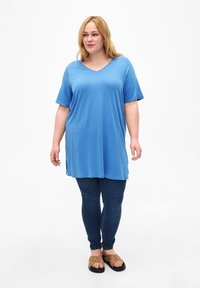 Zizzi SINGLE WITH V-NECK - Základné tričko - marina