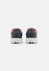 Sneakers in pelle blu con accenti rosa, suola bianca e tacco con marchio. Presentano una superficie liscia e design a punta rotonda.