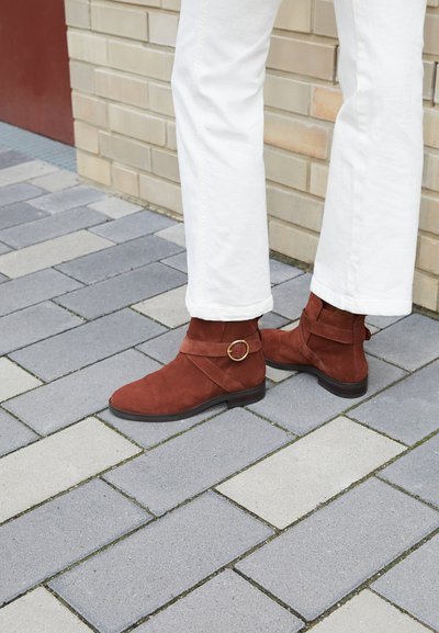 See by Chloé LYNA - Botins - cognac