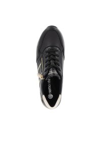 Sort læder sneakers med perforeret overdel, hvide accenter og en dekorativ lynlås. Flade snørebånd og polstret krave for komfort.