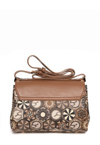 Braune Leder-Schultertasche mit einer Vorderseite aus gemustertem Textil mit geometrischen Designs in Beige und Dunkelbraun. Mit verstellbarem Tragegurt.