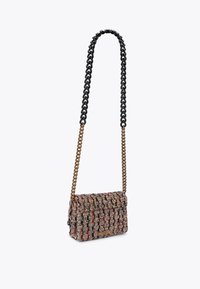 Borsa a tracolla intrecciata in tessuto multicolore con finitura testurizzata. Presenta una tracolla in catena nera e oro e una forma rettangolare con chiusura a patta.