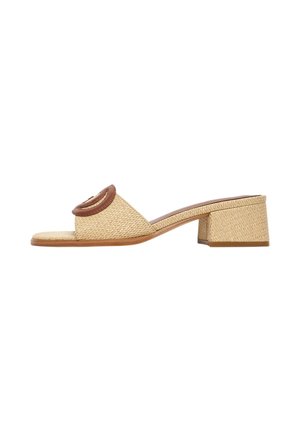 Sandalo beige intrecciato con punta aperta, tacco basso a blocco e dettaglio circolare in pelle marrone sulla cinghia.