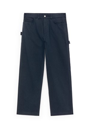 Pantalon cargo bleu foncé en coton, présentant une coupe droite, des poches latérales et une fermeture à bouton à la taille.