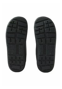 Czarne gumowe podeszwy sandałów z głębokim, teksturowanym wzorem bieżnika oraz wytłoczonym w środku każdej podeszwy napisem "reima".