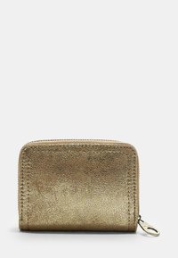 Goldfarbener, metallischer Reißverschluss-Wallet mit einer strukturierten Oberfläche, rechteckiger Form und kontrastierenden Nähten entlang der Kanten, versehen mit einem goldenen Hardware-Zipper.