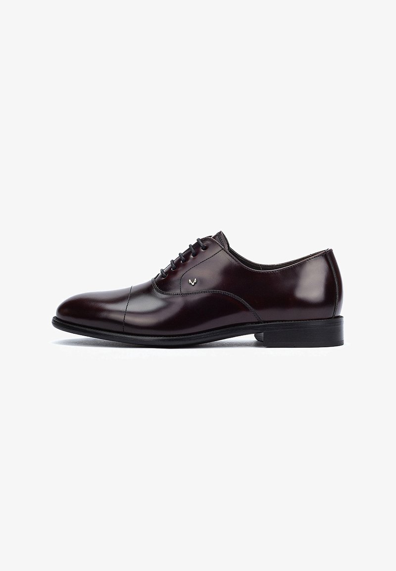 Chaussure habillée en cuir bordeaux foncé présentant un bout arrondi élégant, une surface lisse, un laçage à cinq œillets et un petit talon noir.