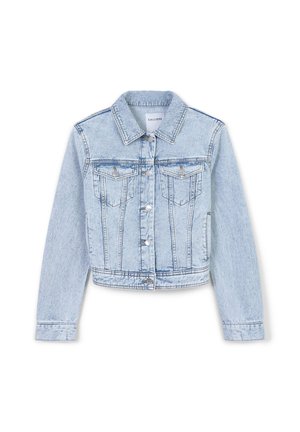 Giacca di jeans azzurro chiaro con colletto classico, chiusura con bottoni, tasche sul petto e design corto. Presenta leggeri sbiadimenti e dettagli di cucitura.