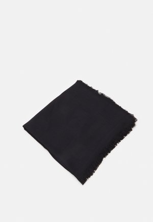 Sort rektangulært tørklæde foldet med let frynset kant, vist på en hvid baggrund.