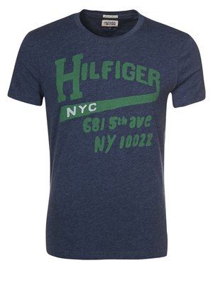 Granatowy krótki rękaw T-shirt z zielonym napisem "Hilfiger NYC 681 5th Ave NY 10022" na przodzie.