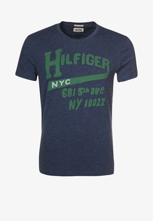 Granatowy krótki rękaw T-shirt z zielonym napisem "Hilfiger NYC 681 5th Ave NY 10022" na przodzie.